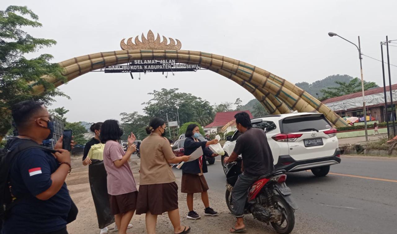 Pelajar SMA Xaverius Pringsewu Lampung Berbagi Takjil, Wujud Karakter Pancasila