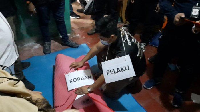 pelaku-mutilasi-memeragakan-adegan-saat-rekonstruksi.jpg