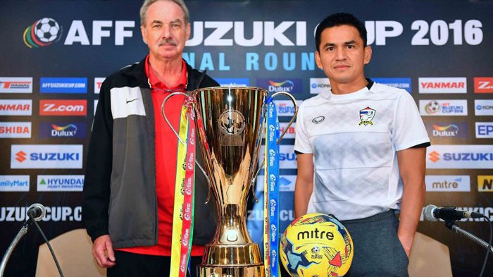 pelatih-timnas-indonesia-alfred-riedl-dan-pelatih-timnas-thailand-kiatisuk-senamuang_20161217_170139.jpg