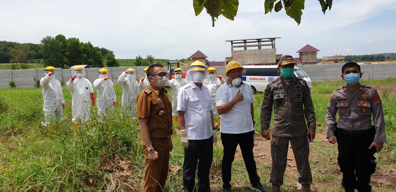 Pasien 02 Lampung Dimakamkan dengan Prosesi Sederhana Dipimpin Sekprov Fahrizal Darminto