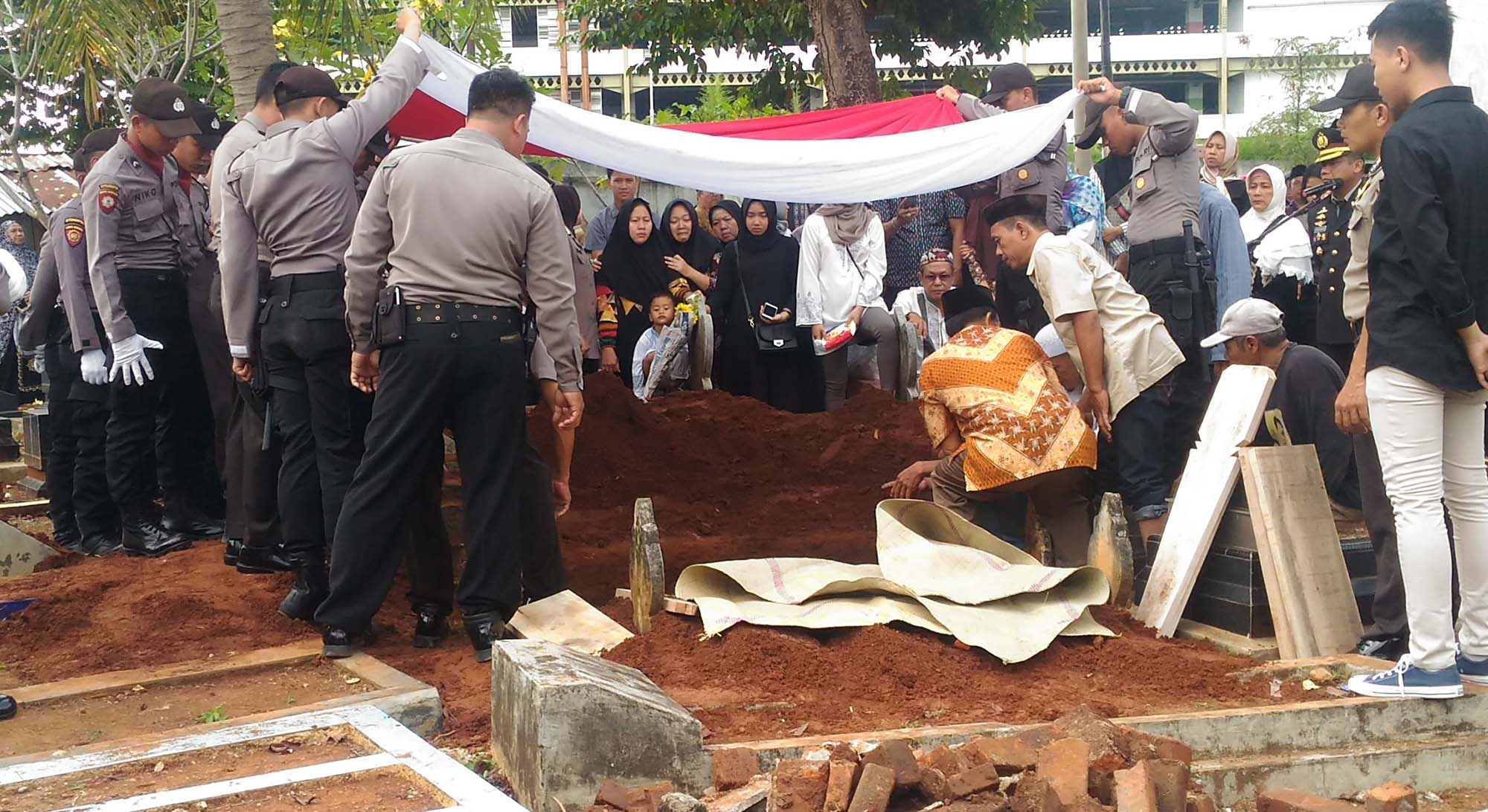 pemakaman-bripda-m-tio-fahmi_20180702_132457.jpg