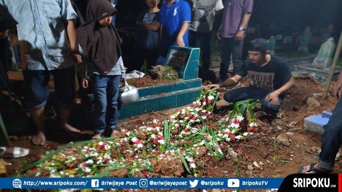 pemakaman-ibu-dan-anak-korban-kecelakaan-di-tol-lampung.jpg