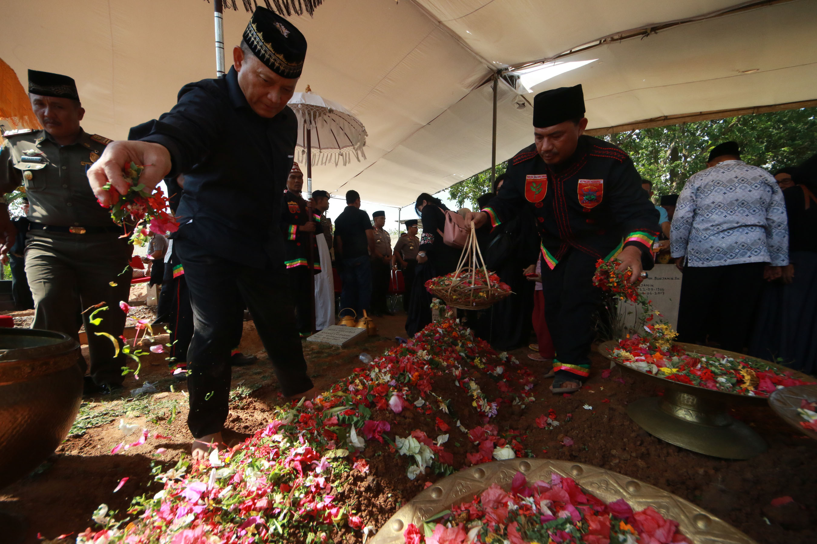 Tangis Irjen Ike Edwin Pecah di Pusara Ibunda