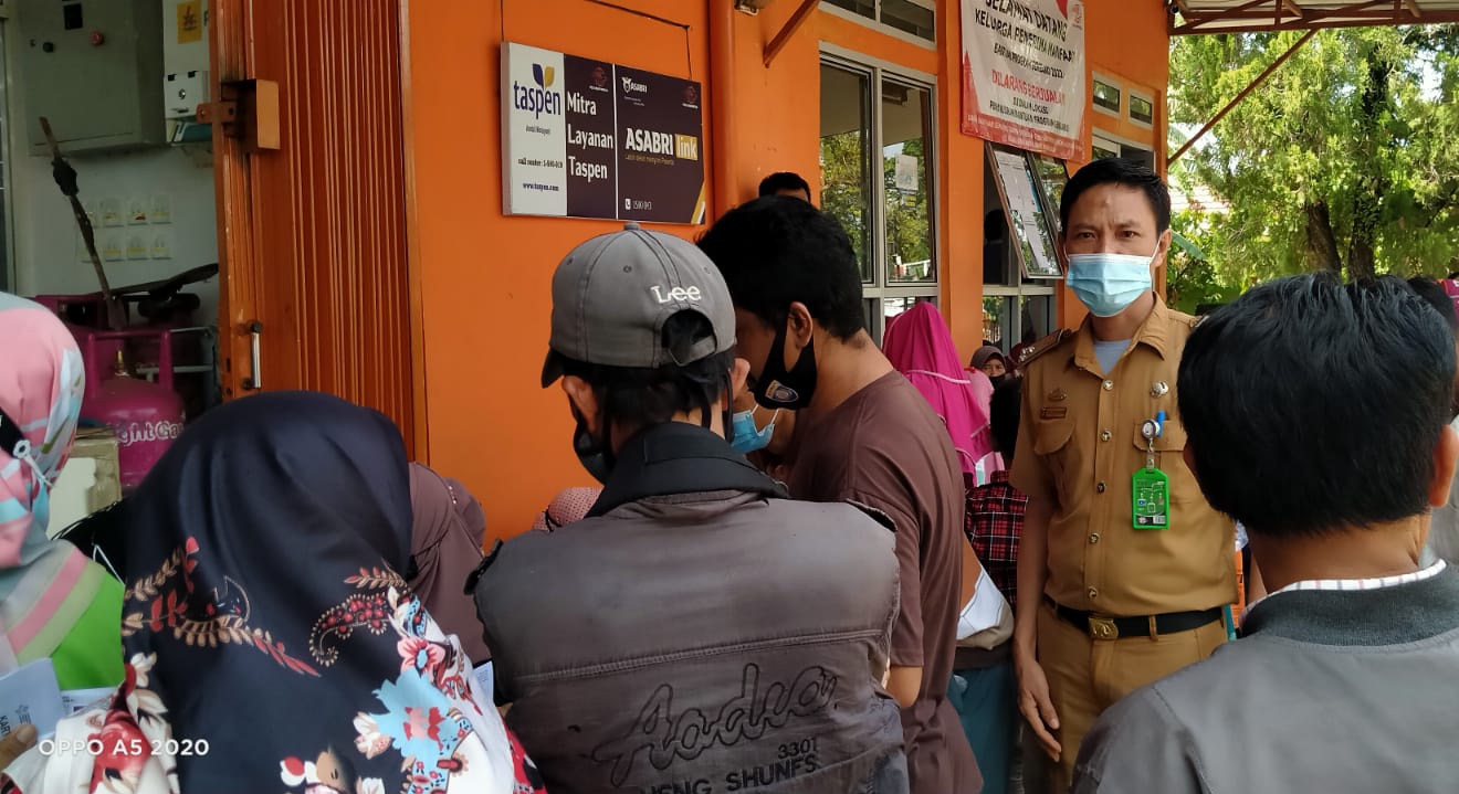 pembagian-bantuan-minyak-goreng-melalui-kantor-pos-di-tanggamus-ada65987-kpm.jpg