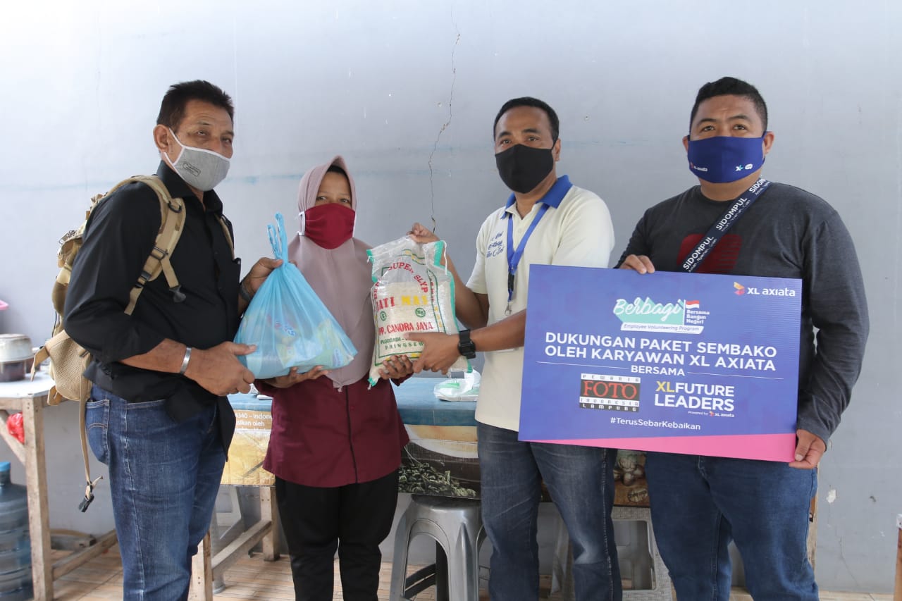 pembagian-paket-sembako-yang-dilakukan-xl-axiata.jpg