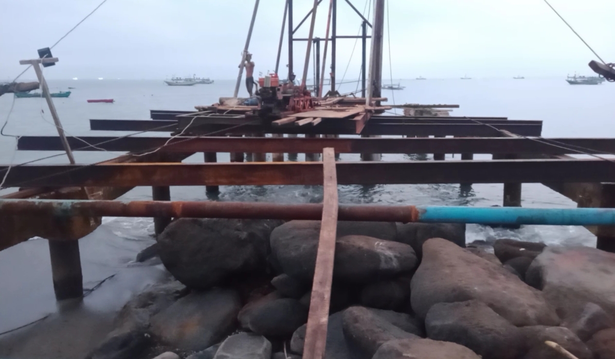 pembangunan-break-water-di-perairan-pelabuhan-kota-agung-dengan-tiang-pancang.jpg