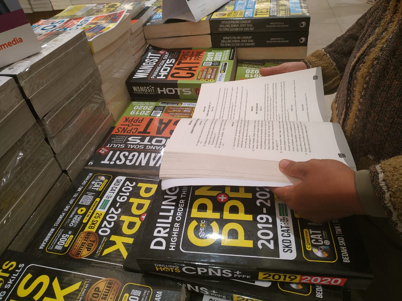 pembeli-buku-cpns-di-gramedia-raden-intan.jpg