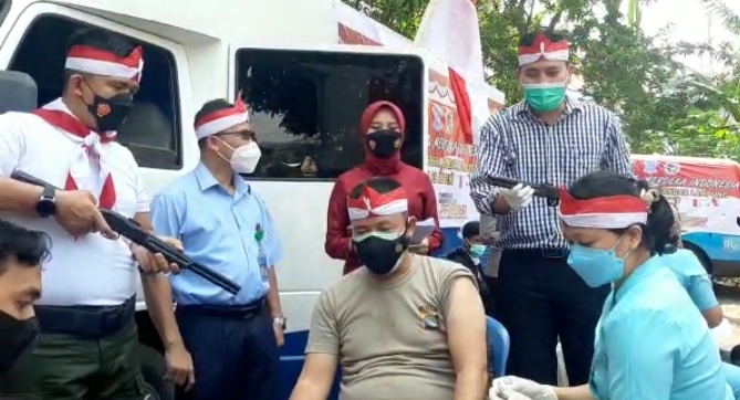 Peringati HUT RI, Satlantas Polresta Bandar Lampung Vaksinasi Keliling ke Kelurahan Durian Payung