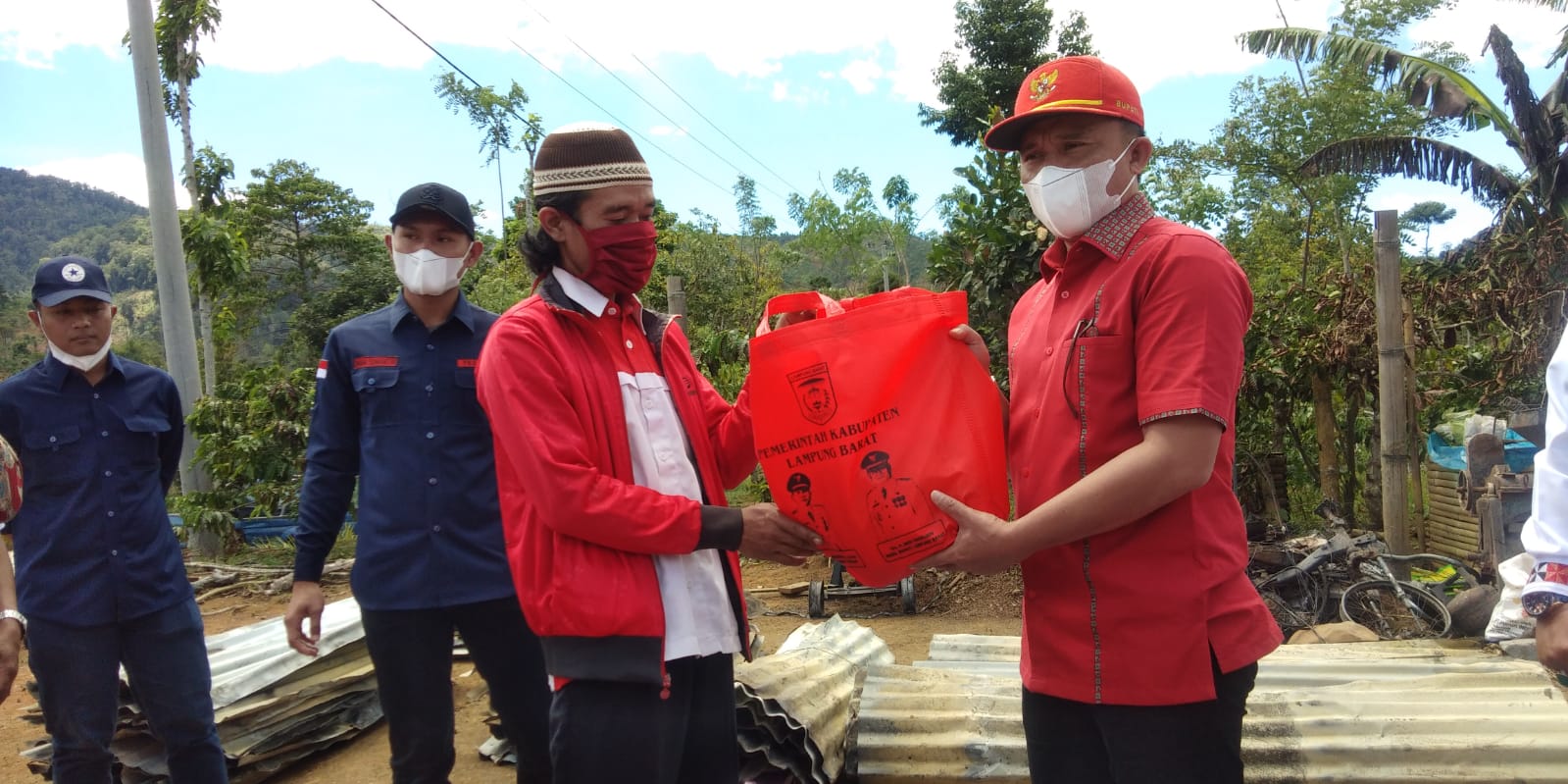 pemkab-lampung-barat-salurkan-bantuan-kepada-korban-kebakaran.jpg