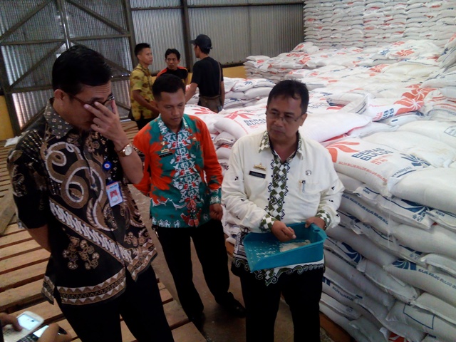 Diduga Beras di Bawah Standar, Pemkab Lampura Tinjau Gudang Bulog