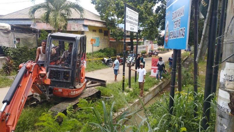 Pemkot Bandar Lampung Tetap Keruk Drainase meski Masih Suasana Lebaran