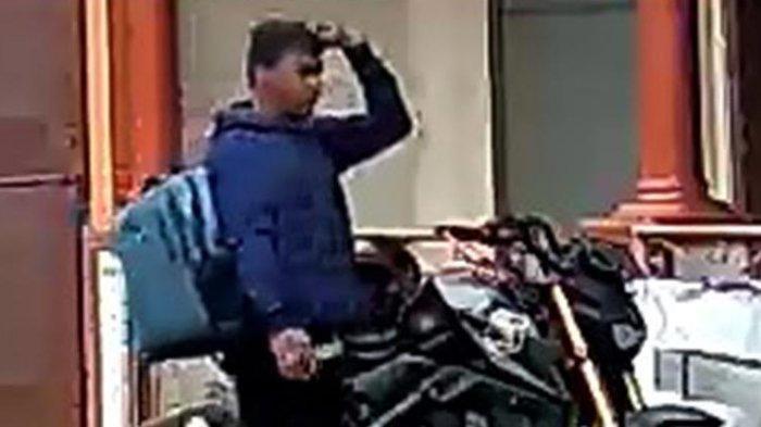 Detik-detik Pemotor Curi Uang di Kotak Amal Musala