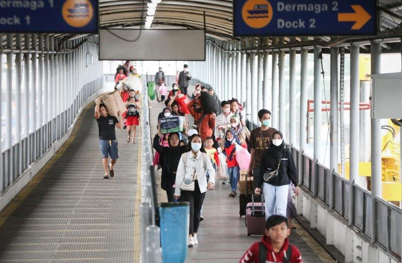 pemudik-di-pelabuhan-bakauheni-menurun.jpg