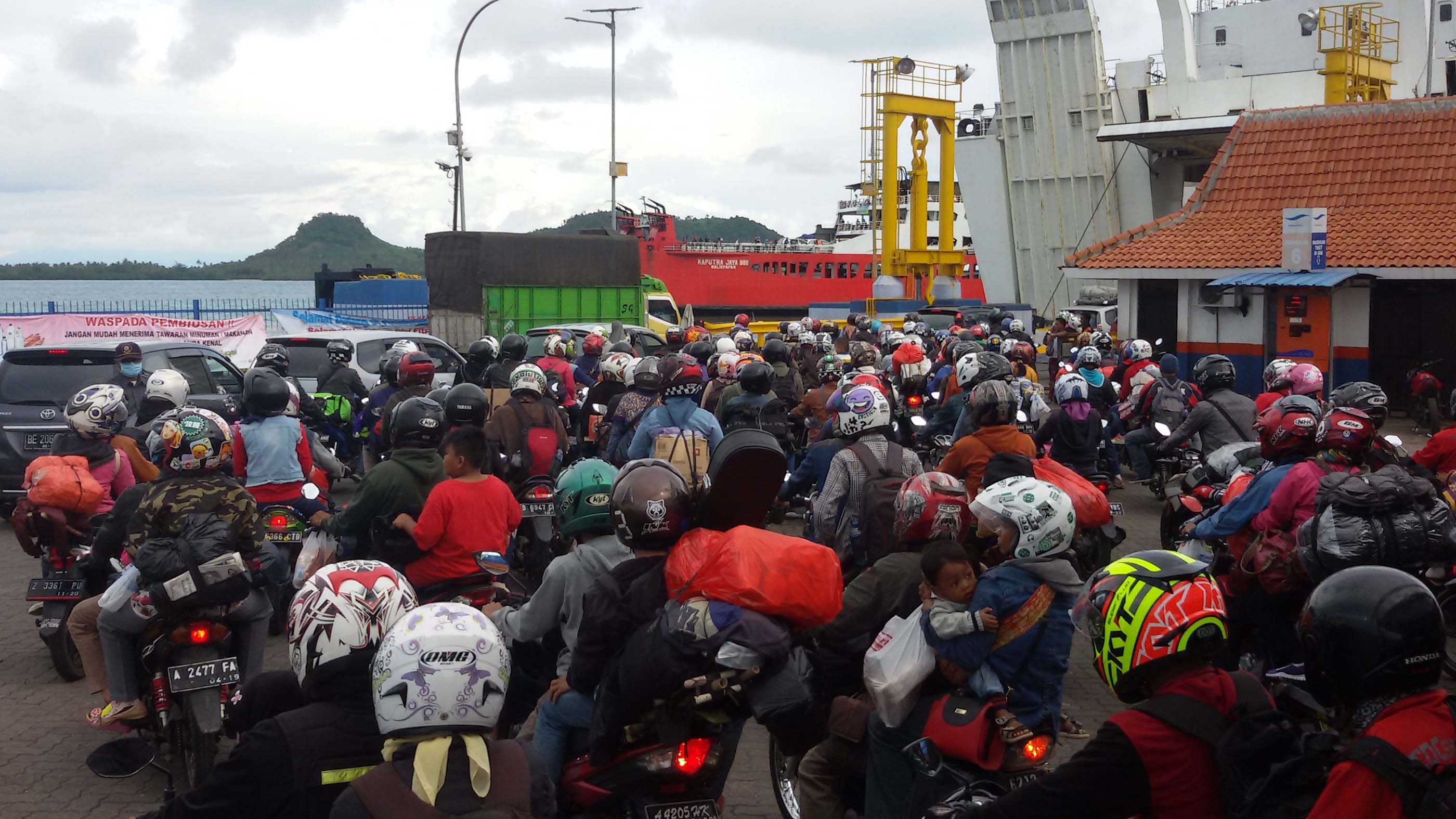 pemudik-motor-di-bakauheni_20160712_172801.jpg
