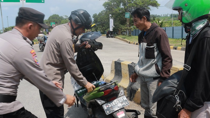 pemudik-motor-kehabisan-bensin-dan-ditolong-kepala-kskp-bakauheni.jpg