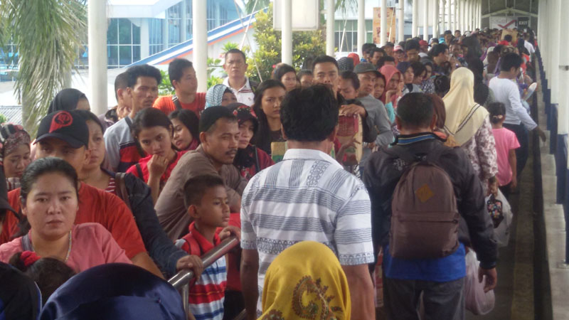 pemudik-pejalan-kaki-di-pelabuhan-bakauheni_20160712_182619.jpg