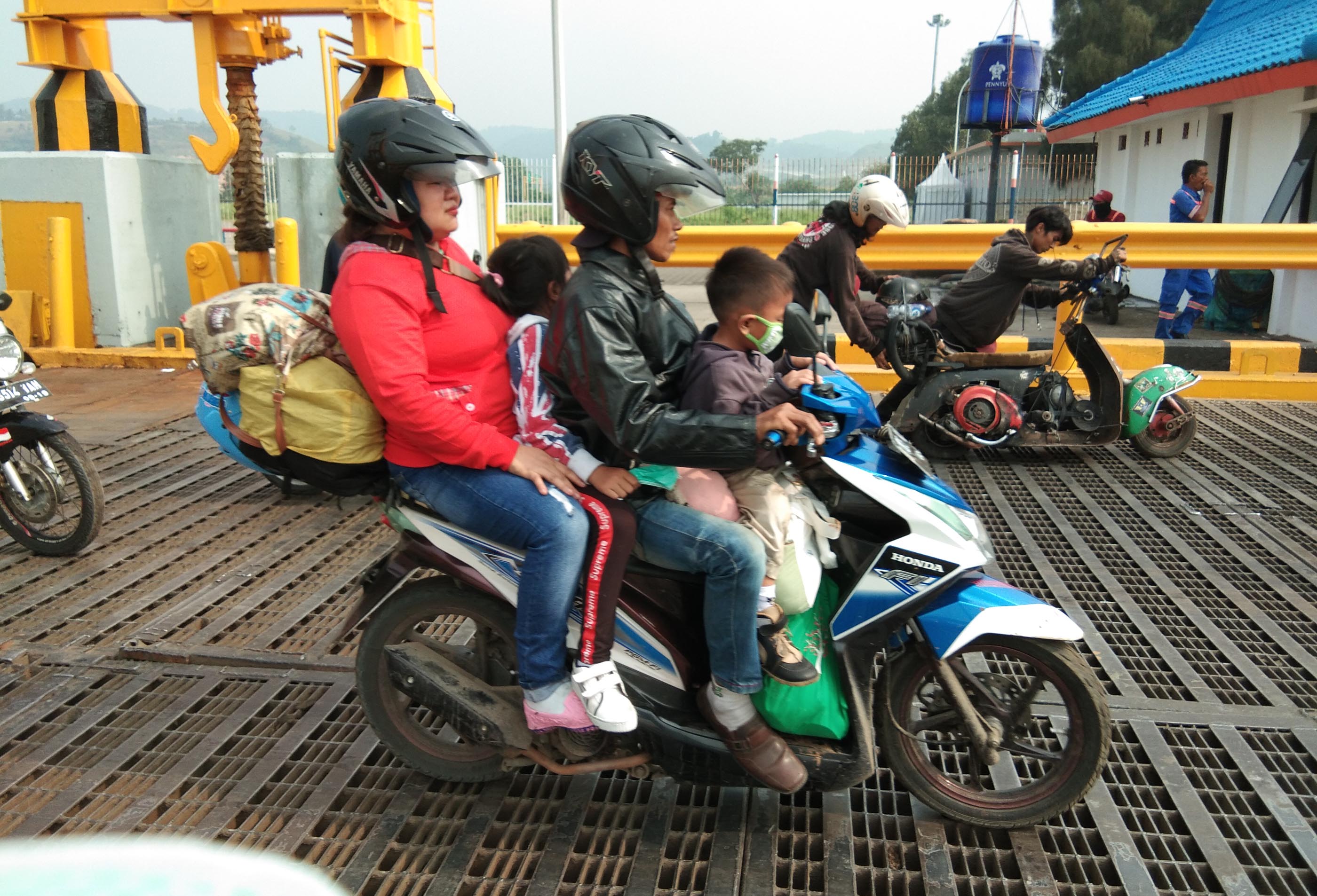 pemudik-sepeda-motor-di-pelabuhan-bakauheni_20180612_162052.jpg