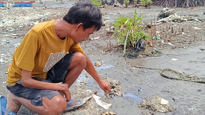 Warga Berharap Polisi Segera Tangkap Pelaku Pencemaran Air Laut di Pesisir Bandar Lampung