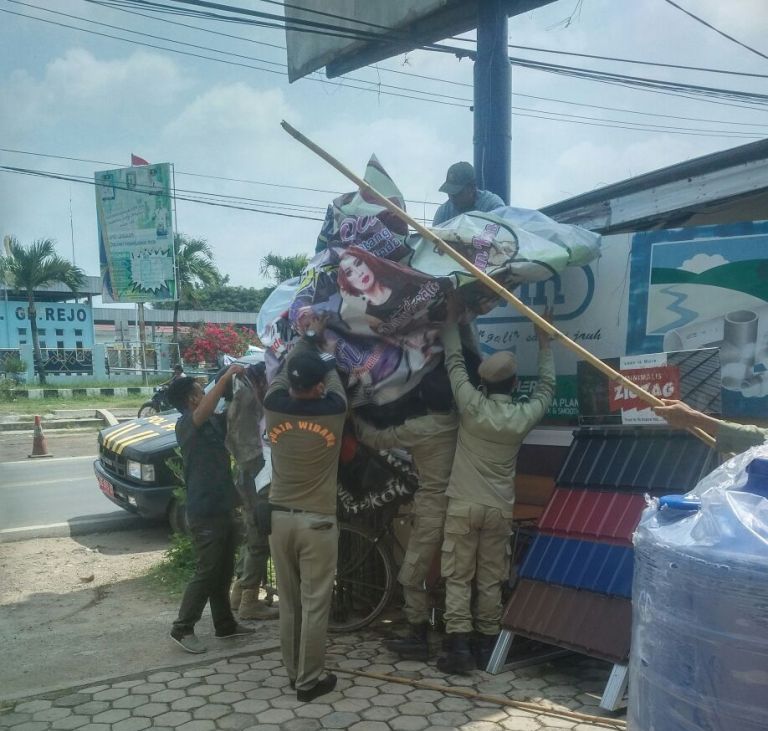 Baliho Cagub di Pringsewu Disapu Bersih