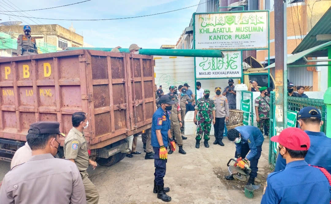 penertiban-papan-nama-khilafatul-muslimin.jpg
