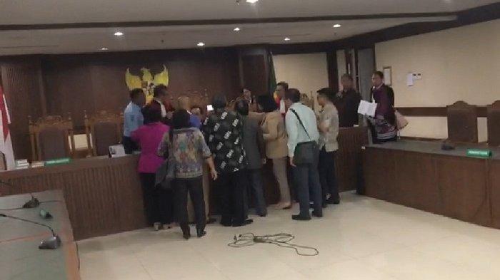 Pengacara Pukul Hakim Pakai Ikat Pinggang Saat Sidang Berlangsung, Diduga karena Gugatan Ditolak
