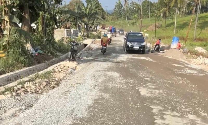 pengendara-keluhkan-debu-dari-proses-perbaikan-jalan-di-way-layap.jpg