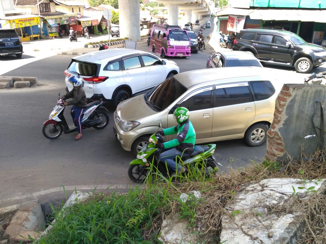 Tolong Tertibkan Pengendara Terobos Rambu di Jl Komarudin