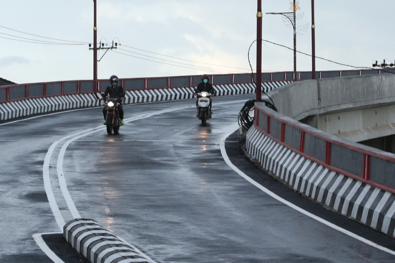 pengendara-motor-banyak-melintas-flyover-sultan-agung-belum-diresmikan.jpg