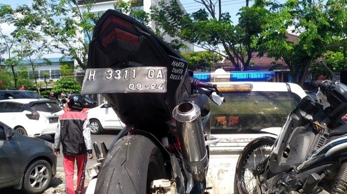 Della Menangis Bersimpuh di Lokasi Kecelakaan yang Menewaskan Pacarnya