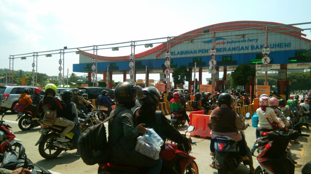 pengendara-motor-padati-pelabuhan-bakauheni-pt-asdp-sebut-hari-ini-puncak-arus-balik.jpg