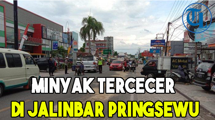 pengendara-motor-tergelincir-di-jalan-akibat-minyak-tercecer-di-jalinbar-pringsewu.jpg