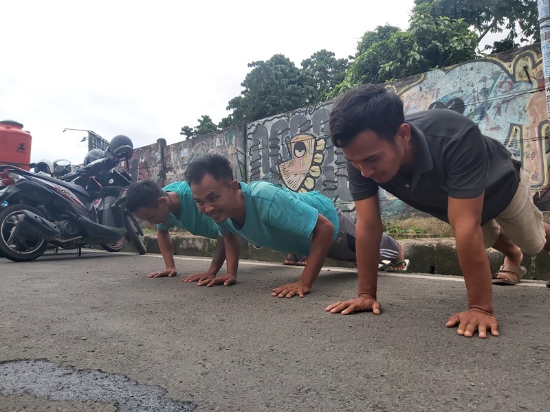 Belasan Pengendara Tak Pakai Masker Dihukum Push Up, Terjaring di Posko Perbatasan Rajabasa-Hajimena