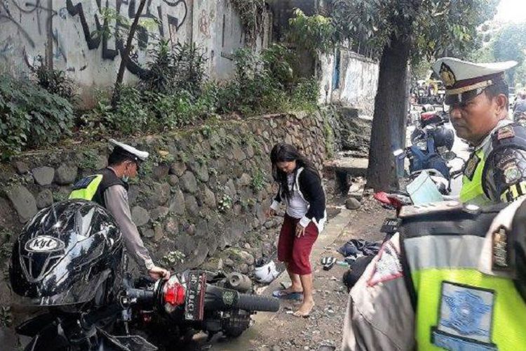 Pengendara Wanita Terjun ke Selokan karena Panik Ditilang Polisi