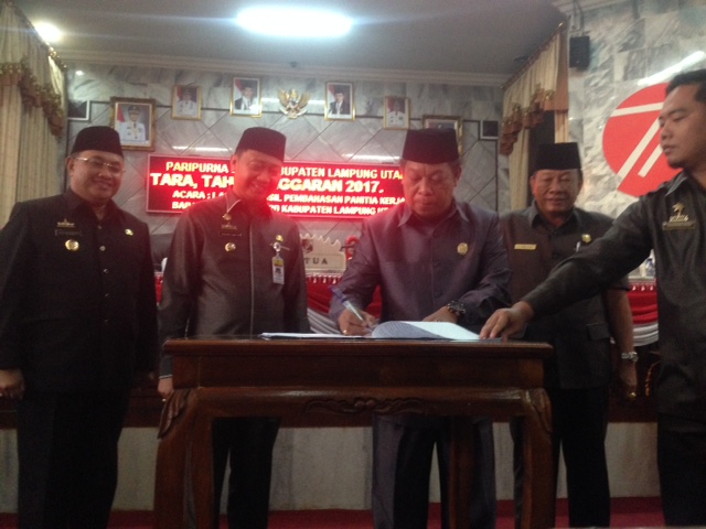 DPRD Lampura Gelar Paripurna Pengesahan APBD Tahun 2017