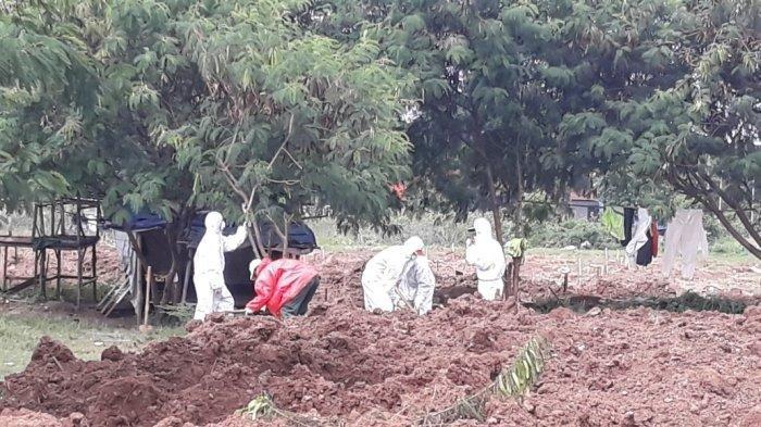 Penggali Kubur di Pemakaman Pasien Corona Kelelahan, Mobil Jenazah sampai Antre