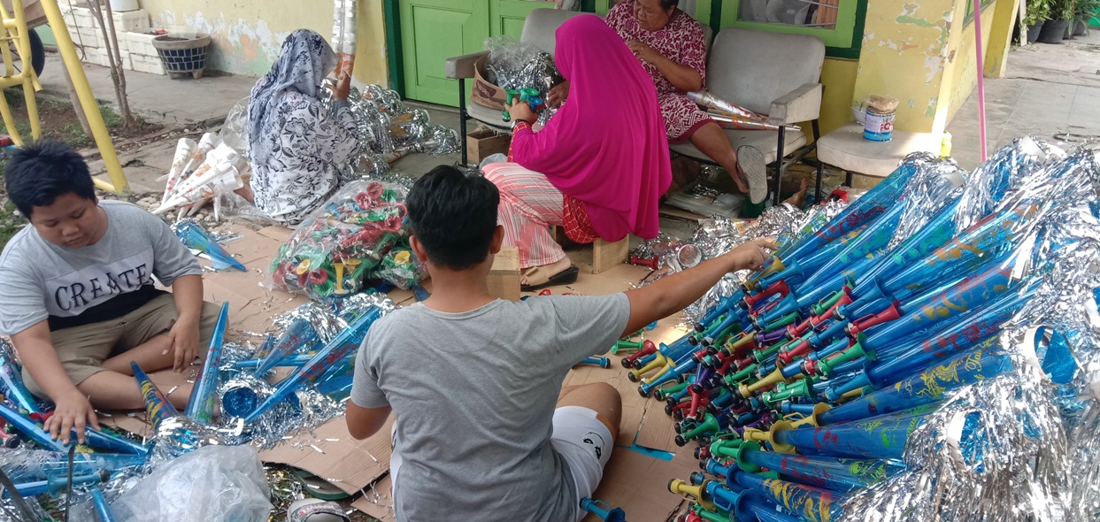 pengrajin-keluhkan-penjualan-terompet-lesu-efek-ada-isu-larangan-jual-terompet2.jpg