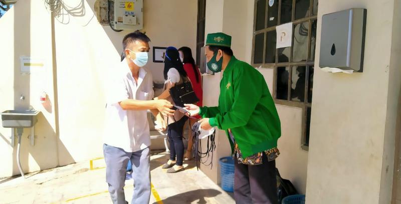 pengurus-mwc-nu-bumiwaras-dan-telukbetung-selatan-membagikan-masker-kepada-jemaat-gereja.jpg