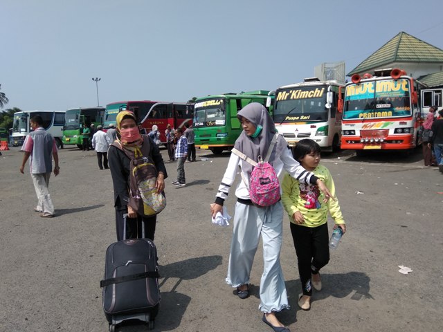 penumpang-arus-mudik-lebaran-2018-di-terminal-rajabasa_20180610_232729.jpg