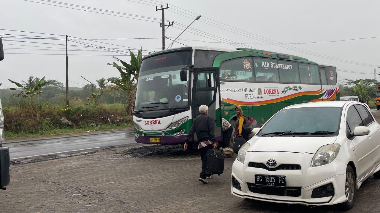 penumpang-bus-Lorena-dipindahkan-ke-bus-lain.jpg