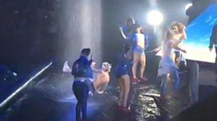 Toloong, Justin Bieber Terjengkang dan Nyungsep dari Panggung, Penonton Pun Menjerit