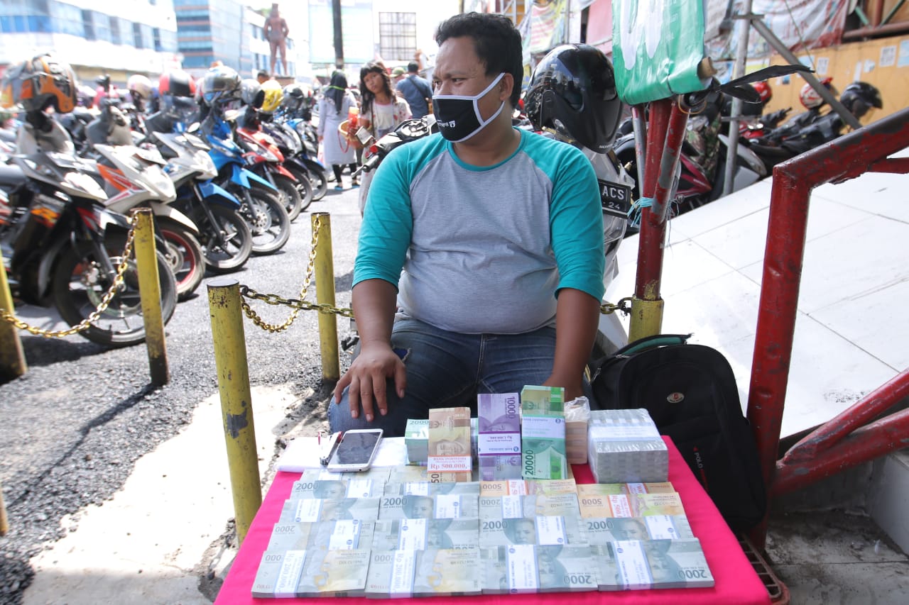 Imbas Corona, Jasa Penukaran Uang Baru di Bandar Lampung Lesu