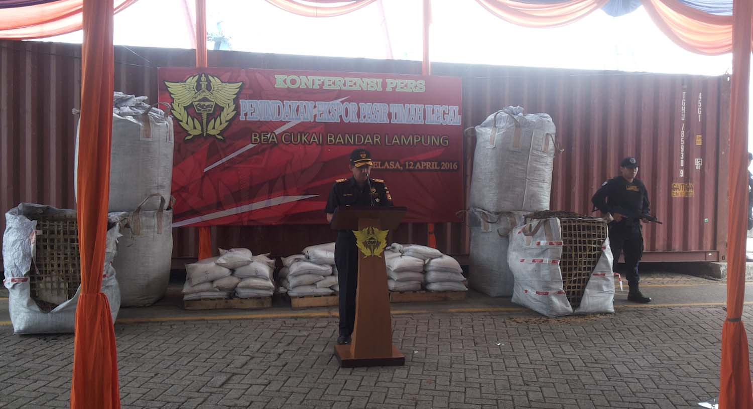 BREAKING NEWS: Agar Tak Mencurigakan, Pasir Timah Ditaruh di Belakang Arang