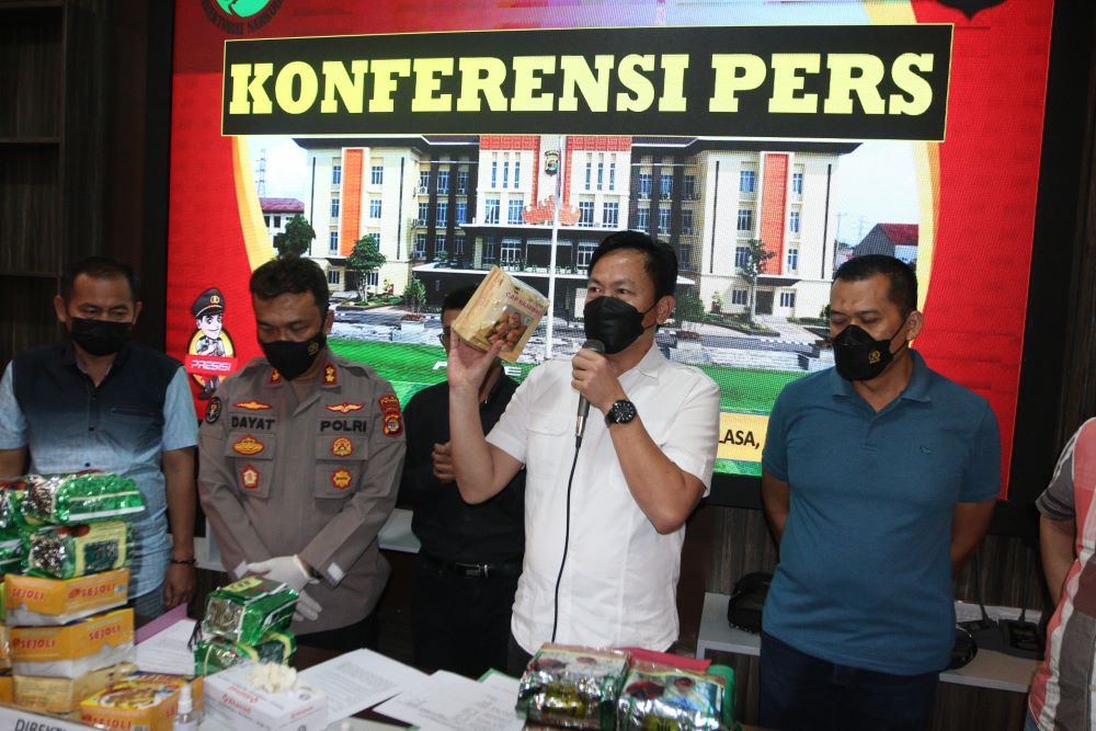 Dua Pengedar Sabu Dibekuk Satnarkoba Tanggamus Lampung, Satu Tersangka Sembunyi Dalam Sumur