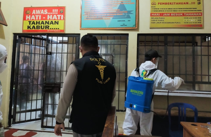 penyemprotan-disinfektan-di-mapolres-lampung-tengah-minggu-20122020.jpg