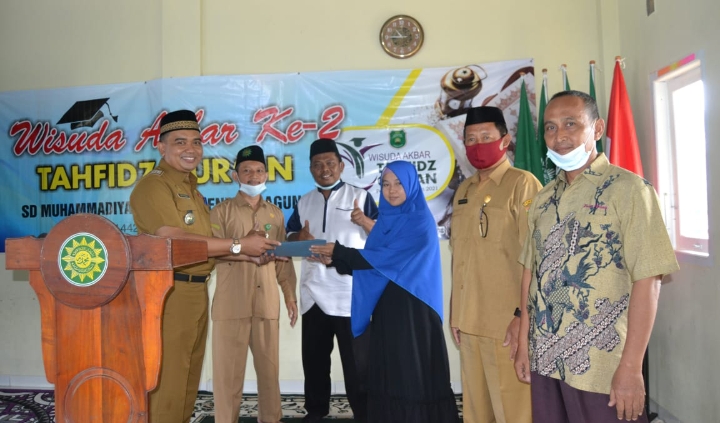 penyerahan-100-sak-semen-oleh-bupati-musa-ahmad.jpg