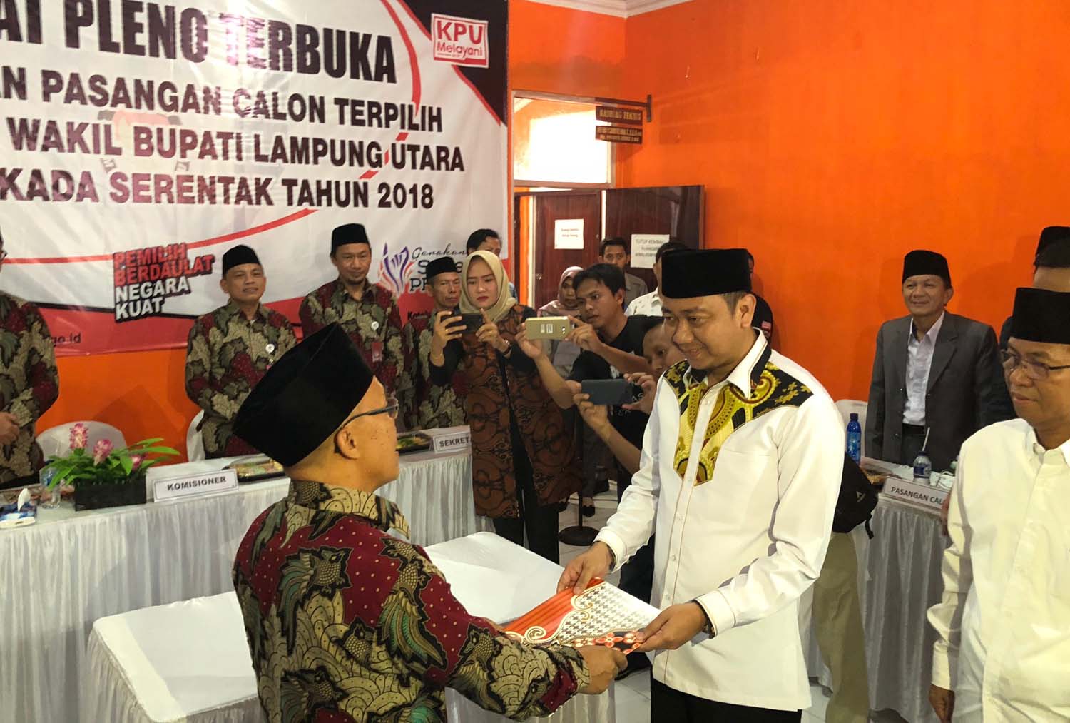 penyerahan-sk-bupati-dan-wakil-bupati-terpilih-kepada-agung-ilmu-mangkunegara_20180725_111815.jpg