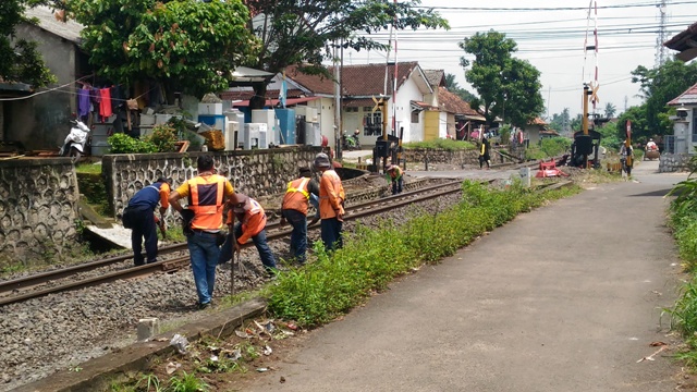 perawatan-rel-ka-di-jl-urip-sumoharjo_20180322_115737.jpg