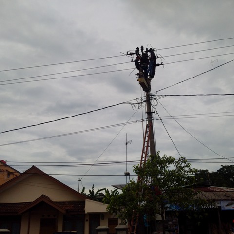 perbaikan-jaringan-listrik-di-jl-sudirman-kotabumi_20171129_143645.jpg