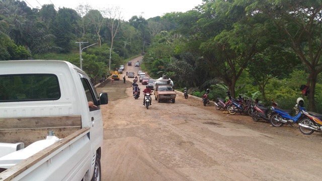 (FOTO) Alat Berat Ratakan Perbaikan Jl Raden Imba Kusuma