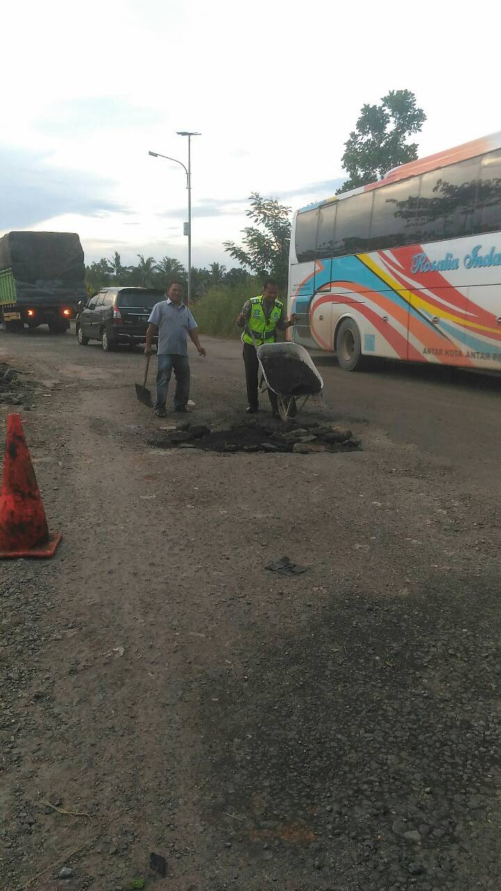 perbaiki-jalan-rusak_20160505_201913.jpg